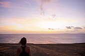 Frau betrachtet Sonnenuntergang über dem Ozean, Praia, Santiago, Kap Verde