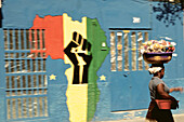 Frau trägt Schüssel auf dem Kopf, Praia, Santiago, Kap Verde