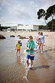 Family on the beach, Hostal Spa Empuries, Platja del Portitxol, Girona, Costa Brava, Spain