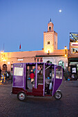 Dreirad auf dem Djemaa el Fna, Marrakesch, Marokko