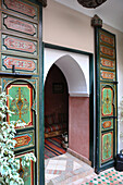 Kunstvoll bemalte Tür in einem Riad, Marrakesch, Marokko