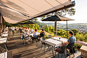 Gäste auf der Terrasse von einem Waldcafe, Pfullingen, Baden-Württemberg, Deutschland