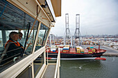 Brücke des Containerschiffs Elly Maersk, Hafen von Rotterdam, Südholland, Niederlande