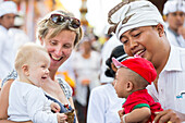 Balinese father with children, German mother with baby, girl 5 months old, playing together, laughing, smiling, temple ceremony, intercultural contact, meeting local people, locals, family travel in Asia, parental leave, German, European, MR, Sidemen, Bal