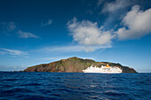 Expeditions-Kreuzfahrtschiff MS Hanseatic (Hapag-Lloyd Kreuzfahrten) auf Reede, Pitcairn, Pitcairninseln, Britisches Überseegebiet, Südpazifik