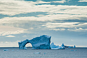 Eisberg mit Bogen, Lemaire Kanal, nahe Grahamland, Antarktis