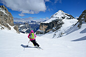 Frau auf Skitour fährt durch Val Pisciadu ab, Sella, Sellagruppe, Dolomiten, Südtirol, Italien