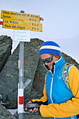 Frau auf Skitour mit GPS-Gerät, Fuorcla d Agnel, Oberengadin, Engadin, Kanton Graubünden, Schweiz