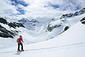 Frau auf Skitour steigt zum Piz d Err auf, Piz Bever im Hintergrund, Engadin, Kanton Graubünden, Schweiz