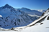 Skitourengeher steigen zum Piz Buin auf, Piz da las Clavigliadas und Piz Cotschen im Hintergrund, Silvretta, Unterengadin, Engadin, Kanton Graubünden, Schweiz