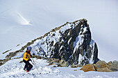 Frau auf Skitour steigt zum Piz Buin auf, Silvretta, Unterengadin, Engadin, Kanton Graubünden, Schweiz