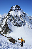 Frau auf Skitour steigt zum Piz Buin auf, Kleiner Piz Buin im Hintergrund, Silvretta, Unterengadin, Engadin, Kanton Graubünden, Schweiz
