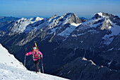 Frau auf Skitour steigt durchs Schlauchkar zur Birkkarspitze auf, Karwendelkette im Hintergrund, Karwendel, Tirol, Österreich