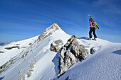 Frau auf Skitour steigt zur Ödkarspitze auf, Karwendel, Tirol, Österreich