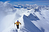 Frau auf Skitour steigt über Schneegrat zum Großen Möseler auf, Zillertaler Alpen, Südtirol, Italien