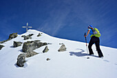 Female back-country skier ascending to Fuenfte Hornspitze, Zillertal Alps, Ahrntal, South Tyrol, Italy