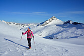 Frau auf Skitour steigt zum Großvenediger auf, Keeskogel im Hintergrund, Venedigergruppe, Nationalpark Hohe Tauern, Salzburg, Österreich