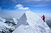 Frau steigt zum Großglockner auf, Glocknergruppe, Nationalpark Hohe Tauern, Osttirol, Tirol, Österreich