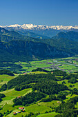 Blick über Almwiesen mit Inntal und Zillertaler Alpen im Hintergrund, Spitzstein, Chiemgauer Alpen, Tirol, Österreich