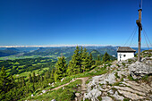 Kapelle und Kreuz am Gipfel des Spitzstein, Inntal, Zillertaler Alpen und Bayerische Alpen im Hintergrund, Chiemgauer Alpen, Tirol, Österreich