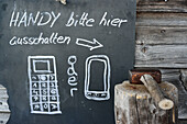 Schild mit der Aufforderung Mobiltelefone auszuschalten, Tegernseer Hütte, Bayerische Voralpen, Oberbayern, Bayern, Deutschland