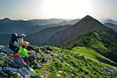 Wanderer rasten an Grat, Halserspitz im Hintergrund, Blauberge, Bayerische Voralpen, Oberbayern, Bayern, Deutschland