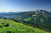 Zwei Wanderer sitzen am Gipfel der Halserspitz mit Blick auf Guffert, Blauberge, Bayerische Voralpen, Oberbayern, Bayern, Deutschland