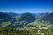 Blick vom Tschirgant auf Ötztaler Alpen, Wenns, Pillerhöhe, Venet, Inntal, Imst und Lechtaler Alpen, Mieminger Gebirge, Tirol, Österreich