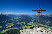 Gipfelkreuz des Tschirgant mit Ötztaler Alpen, Wenns, Pillerhöhe, Venet, Inntal, Imst und Lechtaler Alpen im Hintergrund, Mieminger Gebirge, Tirol, Österreich