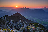 Sonnenaufgang über Eschenlohe und Estergebirge, Kramerspitz, Ammergauer Alpen, Werdenfelser Land, Oberbayern, Bayern, Deutschland