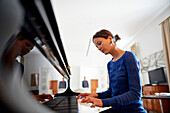 Junge Frau am Klavier in Boesendorfer Suite Nr. 27 , Altstadt Vienna Hotel, Stadthotel, Kirchengasse 41, 7. Bezirk, Wien, Österreich