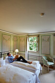 Frau in Zimmer mit Wandmalereien aus dem 18. Jhd., Villa Sorgenfrei, Landhotel, Augustusweg 48, Radebeul, Dresden, Deutschland