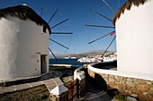 Windmühlen mit Blick zum Ort Mykonos, Insel Mykonos, Kykladen, Griechenland, Europa