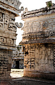 Gebäude im Bereich Juego de Pelota von Chichen Itza, Yucatan Halbinsel, Mexiko, Mittelamerika