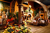 Früchte sind Teil der opulenten Innendekoration der Abaco Cocktail Bar in der Altstadt, Palma, Mallorca, Balearen, Spanien, Europa