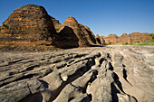 Trockenes Flussbett vor den Hügeln der Bungle Bungles, Purnululu Nationalpark, Western Australia, Australien