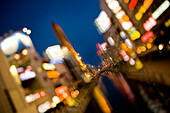 Lichter der Stadt an einem Kanal und hell erleuchtete Werbetafeln mit sanftem Fokus (Aufnahme unter Nutzung von Lensbaby-Technik) Osaka, Region Kansai, Japan