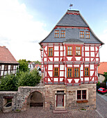 Das Hochzeitshaus, ein vierstöckiges Fachwerkhaus, beheimatet das Regionalmuseum, Fritzlar, Nordhessen, Hessen, Deutschland, Europa