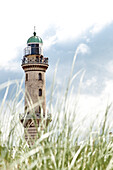 Leuchtturm von Warnemünde mit Schilfgras im Vordergrund, Warnemünde, Rostock, Meckenburg-Vorpommern, Deutschland, Europa