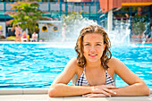 Junge Frau blickt vom Beckenrand im Freibad Heloponte Schwimmbad, Bad Wildungen, Nordhessen, Hessen, Deutschland, Europa