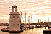 Kleiner Leuchtturm an der Einfahrt zur Marina der Isola di San Giorgo Maggiore Insel am San Marco Basin bei Sonnenaufgang, Venedig, Venetien, Italien, Europa