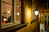 Blick durch ein Fenster im Schloss Friedrichstein, innen findet ein Klassisches Konzert statt, die Außenbeleuchtung ist an, Bad Wildungen, Nordhessen, Hessen, Deutschland, Europa