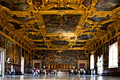 Sala del Maggior Consiglio oder auch Saal des großen Rats mit Fresken an den Wänden und Decke, Sala del Maggior Consiglio, Saal des großen Rats, Dogenpalast Innen, Venedig, Italien, Europa