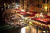 Blick von der Rialtobrücke auf Gondeln und Restaurants am Canal Grande im Dämmerlicht, Venedig, Venetien, Italien, Europa