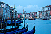 Blick von der San Toma Vaporetto Haltestelle auf Gondeln am Canal Grande in der Dämmerung, Venedig, Venetien, Italien, Europa