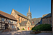 Hof der Forensischen Tagesklinik mit den historischen Gebäuden von Kloster Haina, Haina, Nordhessen, Hessen, Deutschland, Europa