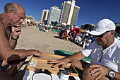 Zwei Männer am Strand beim Backgammon spielen, Tel-Aviv, Israel, Naher Osten, Asien