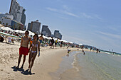 Junges Paar läuft am Strand entlang, Tel-Aviv, Israel, Naher Osten, Asien