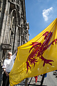 Flagge des Hennegau am Rathaus-Balkon, Rathaus, Grand Place, Mons, Hennegau, Wallonie, Belgien, Europa