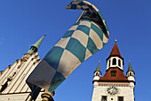 Altes Rathaus und bayerische Flagge, Detail, Marienplatz, München, Oberbayern, Bayern, Deutschland, Europa